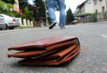 Mladić našao novčanik, a u njemu 300 dinara i PISMO sa adresom: Zakucao je na vrata, a onda se desio Š0K