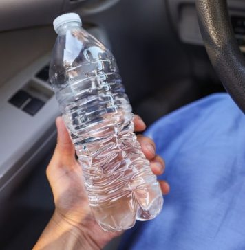 OVA GRUPA LJUDI NIKAKO NE BI SMJELA DA PIJE VODU IZ PLASTIČNE FLAŠE: Ukoliko imate ovu tegobu, izbjegavajte u širokom luku