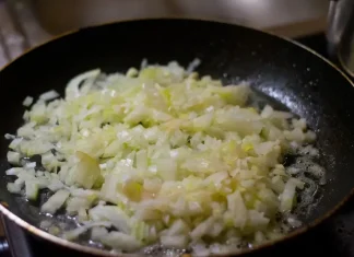 Svi griješite kad pržite luk: Dodajte 1 stvar u tavu i dobićete savršenu gustinu bez imalo brašna