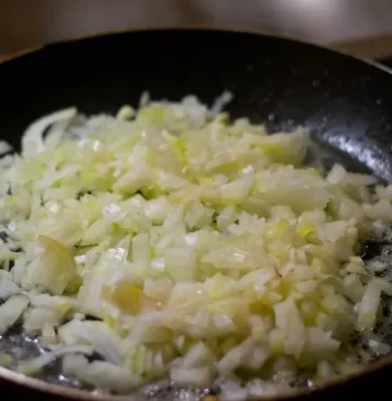 Svi griješite kad pržite luk: Dodajte 1 stvar u tavu i dobićete savršenu gustinu bez imalo brašna