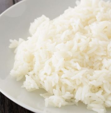 Više ne kuvam pirinač u vodi, ovo je savršeno: Jedan trik kuvara i nikada niste jeli bolji prilog – PREPORUČITE SVIMA!