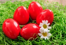 Najboji prirodni način farbanja jaja u jarko crvenu star 50 godina: Samo 1 namirnica vam je potrebna