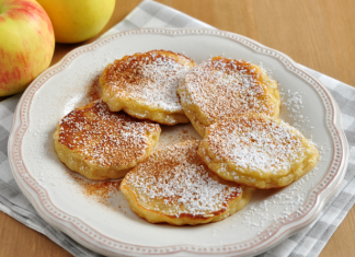 Pripremite ovu ukusnu poslasticu od jabuka za samo 10 minuta koristeći samo 1 jabuku, 1 jaje i malo brašna!