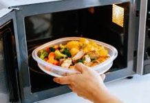 Upozorenje onkologa: Ni slučajno ne podgrijavajte hranu u plastičnim posudama