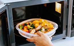 Upozorenje onkologa: Ni slučajno ne podgrijavajte hranu u plastičnim posudama