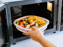 Upozorenje onkologa: Ni slučajno ne podgrijavajte hranu u plastičnim posudama